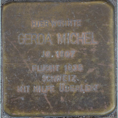 Stolperstein für Gerda Michel in der Hauptstraße 80 in Illingen, Foto: Simon Mannweiler / Wikimedia Commons