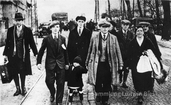 Flüchtlinge an der Goldenen Bremm. Die meisten nahmen nur mit, was sie tragen konnten. Foto: Arbeiter Illustrierte Zeitung, Sammlung Luitwin Bies, Stadtarchiv Völklingen