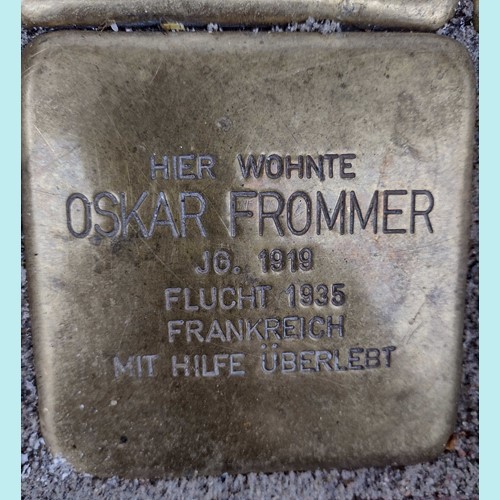 Stolperstein für Oskar Frommer am Marktplatz 15, Foto: Matthias Pöhler