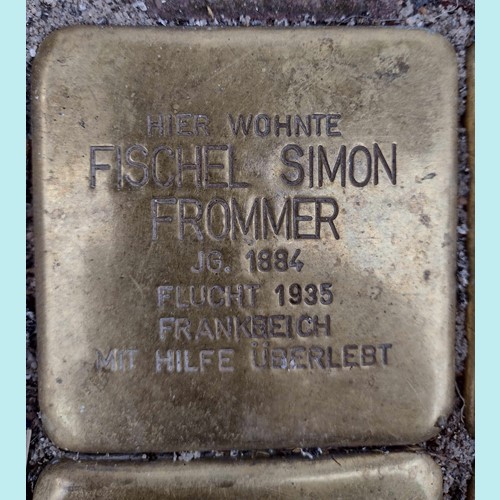 Stolperstein für Fischel Simon Frommer am Marktplatz 15, Foto: Matthias Pöhler