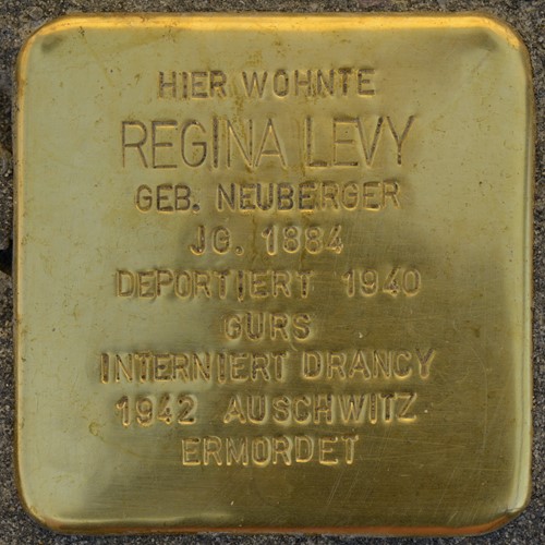 Stolperstein für Regina Levy in der Judengasse 1 in Illingen, Foto: Simon Mannweiler / Wikimedia Commons