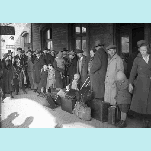 Flüchtlinge in Sarreguemines am Bahnsteig. Foto: Saarländisches Landesarchiv