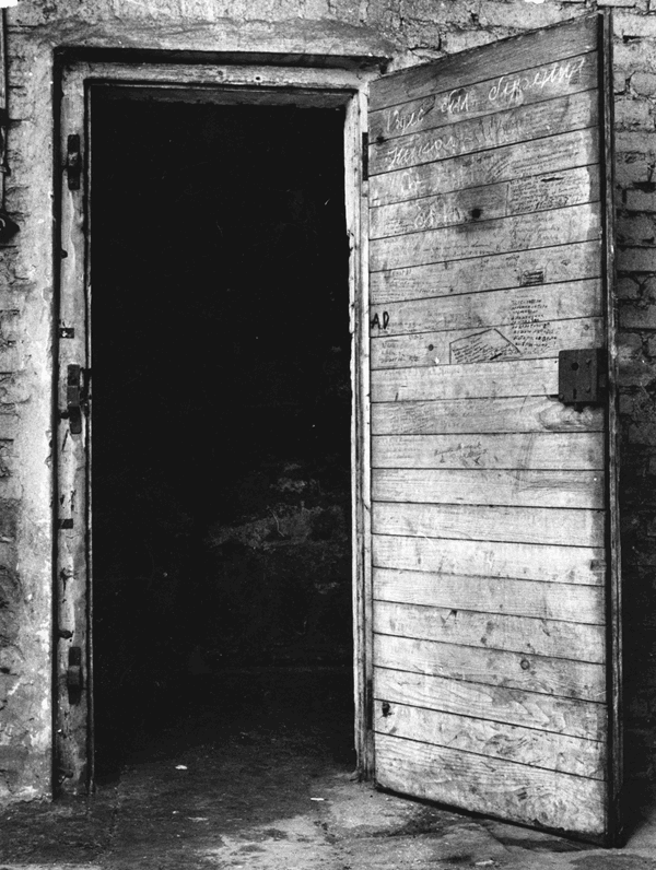 Auch auf der Tür der Gestapo-Zelle befinden sich Inschriften der dort Inhaftierten. Unter bis heute ungeklärten Umständen verschwand die originale Tür. Foto: Historisches Museum Saar