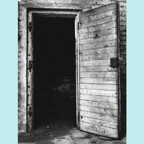 Auch auf der Tür der Gestapo-Zelle befinden sich Inschriften der dort Inhaftierten. Unter bis heute ungeklärten Umständen verschwand die originale Tür. Foto: Historisches Museum Saar