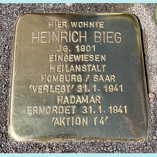 Stolperstein für Heinrich Bieg, verlegt am 8. Mai 2022, Foto: Presse2010 - Eigenes Werk, CC BY-SA 4.0, https://commons.wikimedia.org/w/index.php?curid=117809307