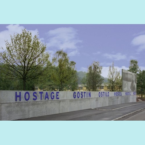Außenmauer der Gedenkstätte Gestapo-Lager Neue Bremm mit Leuchtschriftband