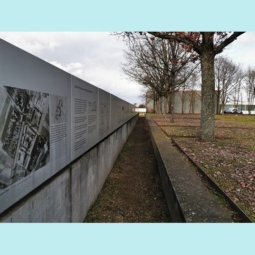 Innenseite der Mauer mit Informationen zur Geschichte des ehemaligen Lagers