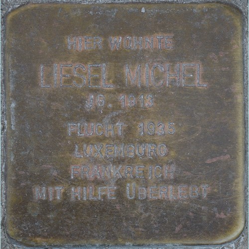 Stolperstein für Liesel Michel in der Hauptstraße 80 in Illingen, Foto: Simon Mannweiler / Wikimedia Commons