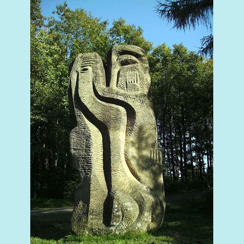 Shelomo Selinger, „Requiem für die Juden“, Skulptur, 1980, gelber Sandstein, 5,20 x 2,40 x 1,10 m, Teil der „Straße des Friedens“, Bosen, Bostalsee, Nähe Römerhof. Foto: Wikimedia Commons, EPei