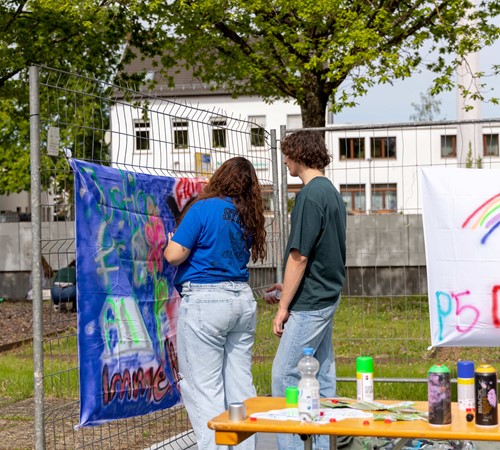 Bei der Kreativstation des Jugendrotkreuz verarbeiteten die TN ihre Eindrücke gemeinsam auf Plakaten