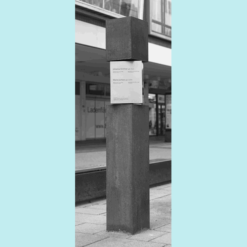 Eine Erinnerungsstele in der Bahnhofsstraße 95 erinnert an die Widerstandskämpfer*innen Johanna Kirchner und Marie Juchacz, Foto: Frank Peters